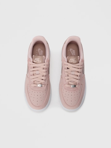 Baskets basses 'Air Force 1 '07' Nike Sportswear en rouge