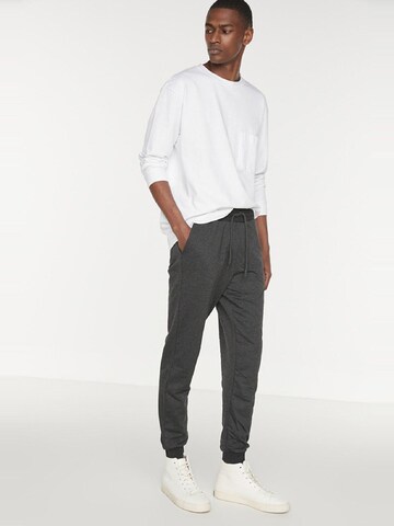 Tapered Pantaloni de la Trendyol pe gri