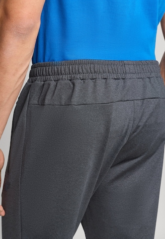 Tapered Pantaloni sportivi di 4F in grigio