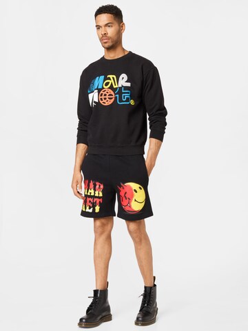 MARKET Szabványos Nadrág 'SMILEY GOOD AND EVIL SWEATSHORTS' - fekete