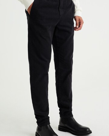 WE Fashion Tapered Chino trousers in Black: front