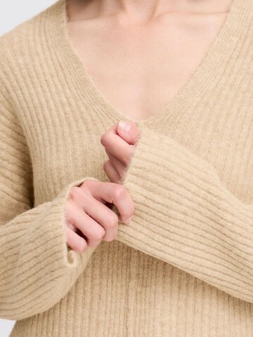 Pullover 'Omea' di b.young in marrone