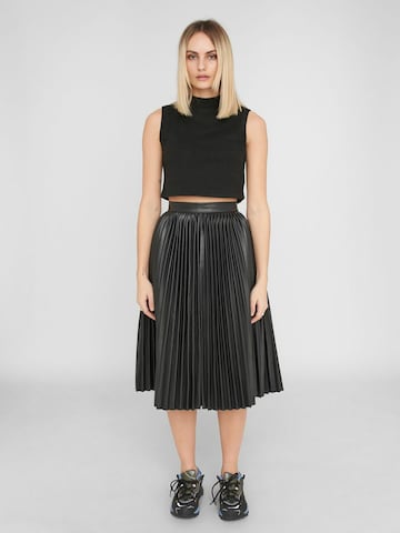 Noisy may Skirt 'Hill' in Black