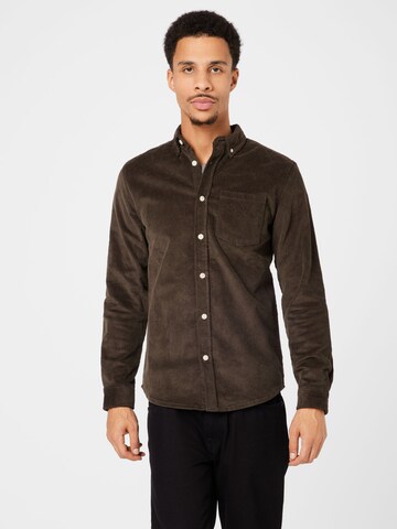 Coupe regular Chemise 'Sean' Redefined Rebel en marron : devant