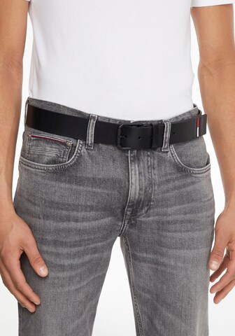 Tommy Jeans - Cinturón en negro: frente
