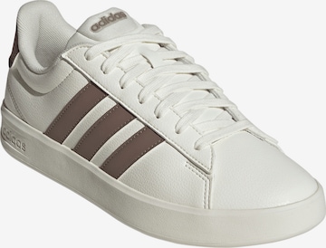 Baskets basses 'GRAND COURT 3.0' ADIDAS SPORTSWEAR en blanc : devant
