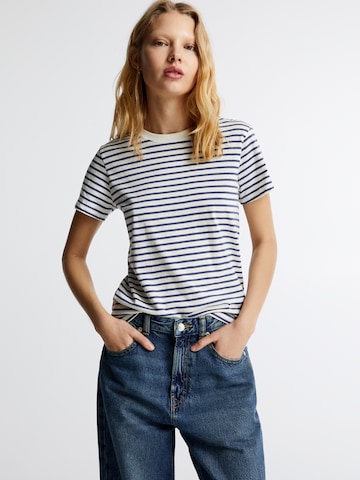 Tricou de la Pull&Bear pe alb: față