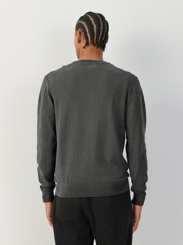 Next Pullover in Grau
