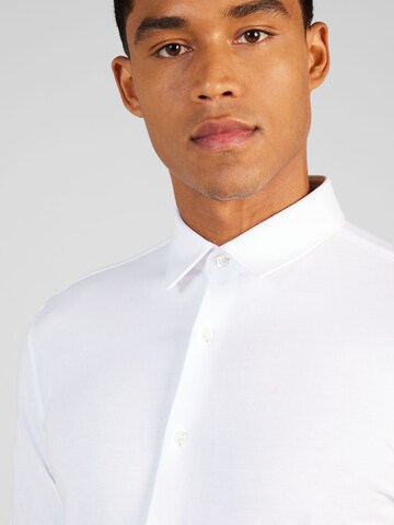 Coupe regular Chemise 'Elisha' HUGO en blanc