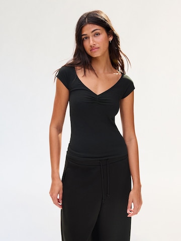 T-shirt Bershka en noir : devant