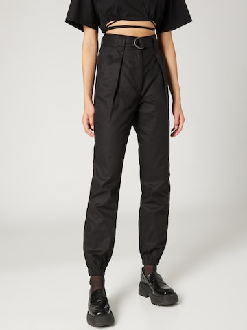 Guido Maria Kretschmer Women - Tapered Pantalón plisado 'Nova' en negro: frente