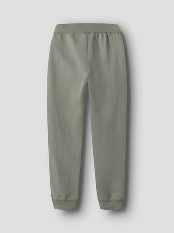 pelēks NAME IT Pakapēniski sašaurināts piegriezums Bikses