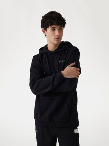 GUESS Sweatshirt in Schwarz: Vorderseite