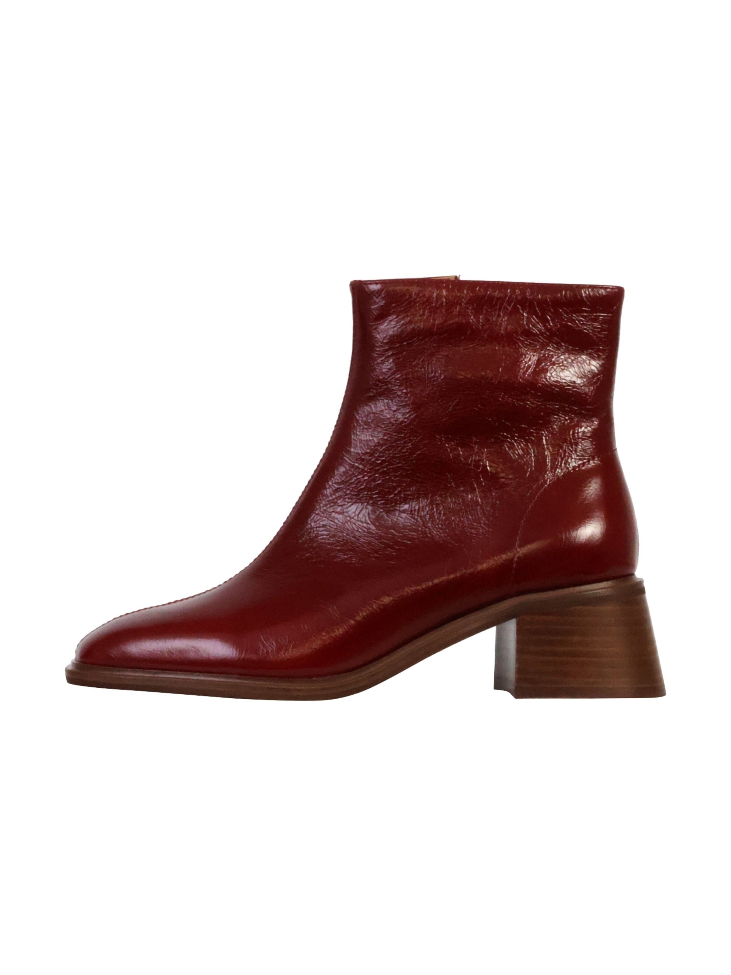Emilie Karston - Botas de tobillo 'Leder-Stiefeletten mit Absatz „Paris“' en rojo: frente