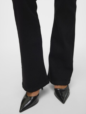 VERO MODA - Acampanado Vaquero 'ELLY' en negro