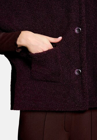 Cartoon Cape mit aufgesetzten Taschen in Lila