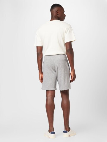 NEW ERA Regular Shorts in Grau