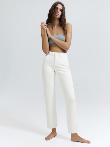 Pull&Bear Regular Дънки в бяло