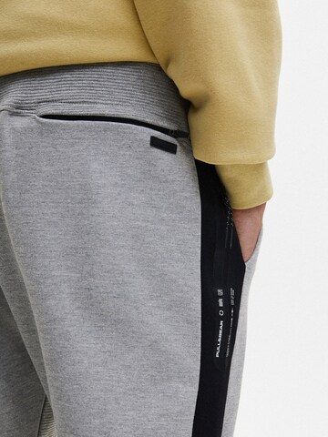 Pull&Bear Tapered Housut värissä harmaa