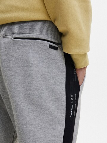 Pull&Bear Дънки Tapered Leg Панталон в сиво