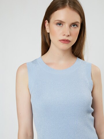 Top in maglia di Influencer in blu