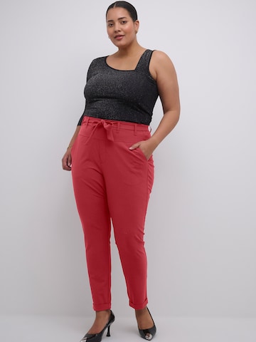 Regular Pantalon 'Jia' KAFFE CURVE en rouge