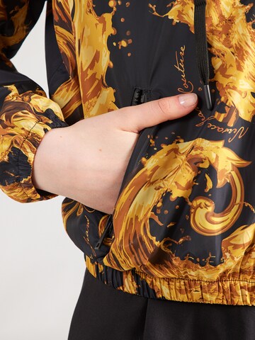 Versace Jeans Couture Φθινοπωρινό και ανοιξιάτικο μπουφάν σε μαύρο