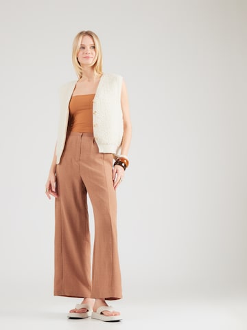 Wide Leg Pantalon à pince 'Zuri' ABOUT YOU en marron