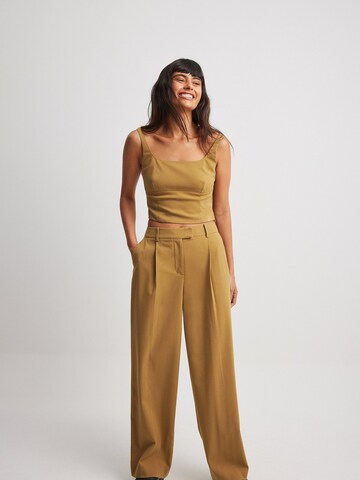 Wide Leg Pantalon à pince NA-KD en beige : devant