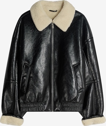 Bershka Välikausitakki värissä musta: etupuoli