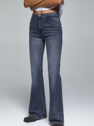 Pull&Bear Bootcut Jeans in Grijs