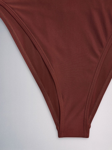 The Set T-shirt Badpak in Bruin