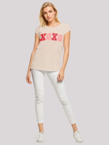 T-shirt 'Xoxo Varsity College Style Valentinstag' F4NT4STIC en beige