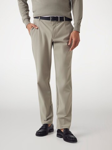 GUESS Slimfit Chino 'Myron' in Bruin: voorkant
