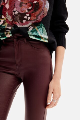 Coupe slim Pantalon Desigual en rouge