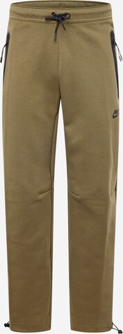 regular Pantaloni di Nike Sportswear in verde: frontale