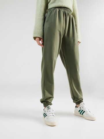 ABOUT YOU Tapered Broek 'Naomi' in Groen: voorkant