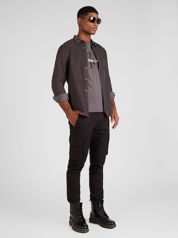 Calvin Klein Jeans قميص بلون رمادي