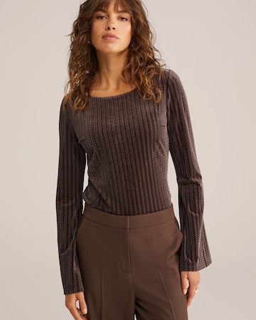T-shirt WE Fashion en marron : devant