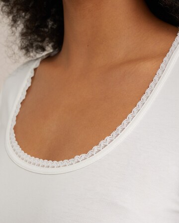 T-shirt WE Fashion en blanc