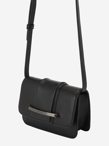 Calvin Klein - Bolso de hombro 'Bar' en negro: frente