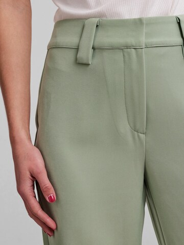Evazați Pantaloni de la YAS pe verde