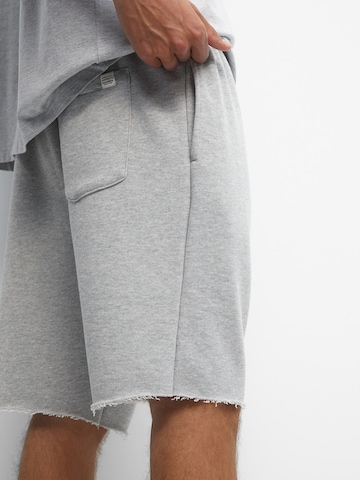 Loosefit Pantalon Pull&Bear en gris