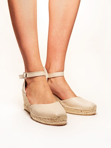Alhamas - Sandalias con hebilla 'Alpargata Cuña 7 cm' en beige: frente