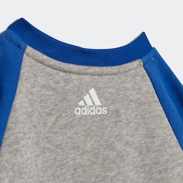 ADIDAS SPORTSWEAR Treenipuku 'Essentials Logo And' värissä sininen