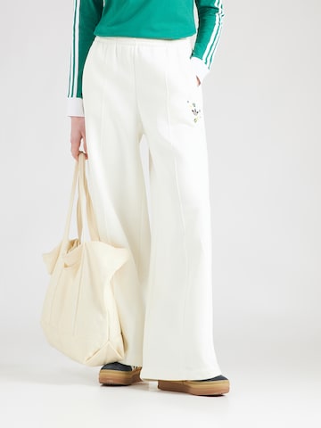 ADIDAS ORIGINALS Широкий Штаны 'ESS' в Белый: спереди