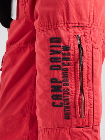 CAMP DAVID Regular Shorts in Rot