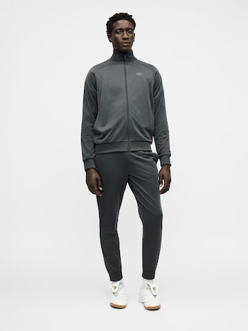 ADIDAS ORIGINALS Jogging ruhák 'TECH ESS' - szürke: elől