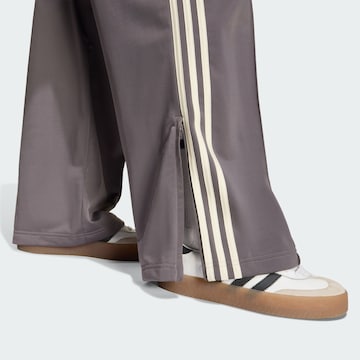 ADIDAS ORIGINALS - Loosefit Pantalón deportivo 'Firebird' en marrón
