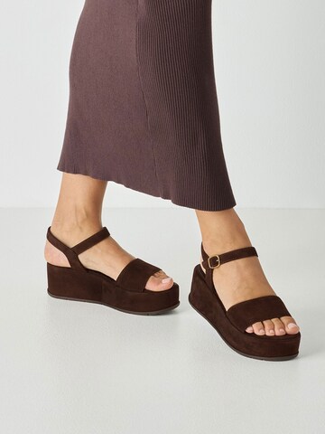 Tamaris Sandaal in Bruin: voorkant